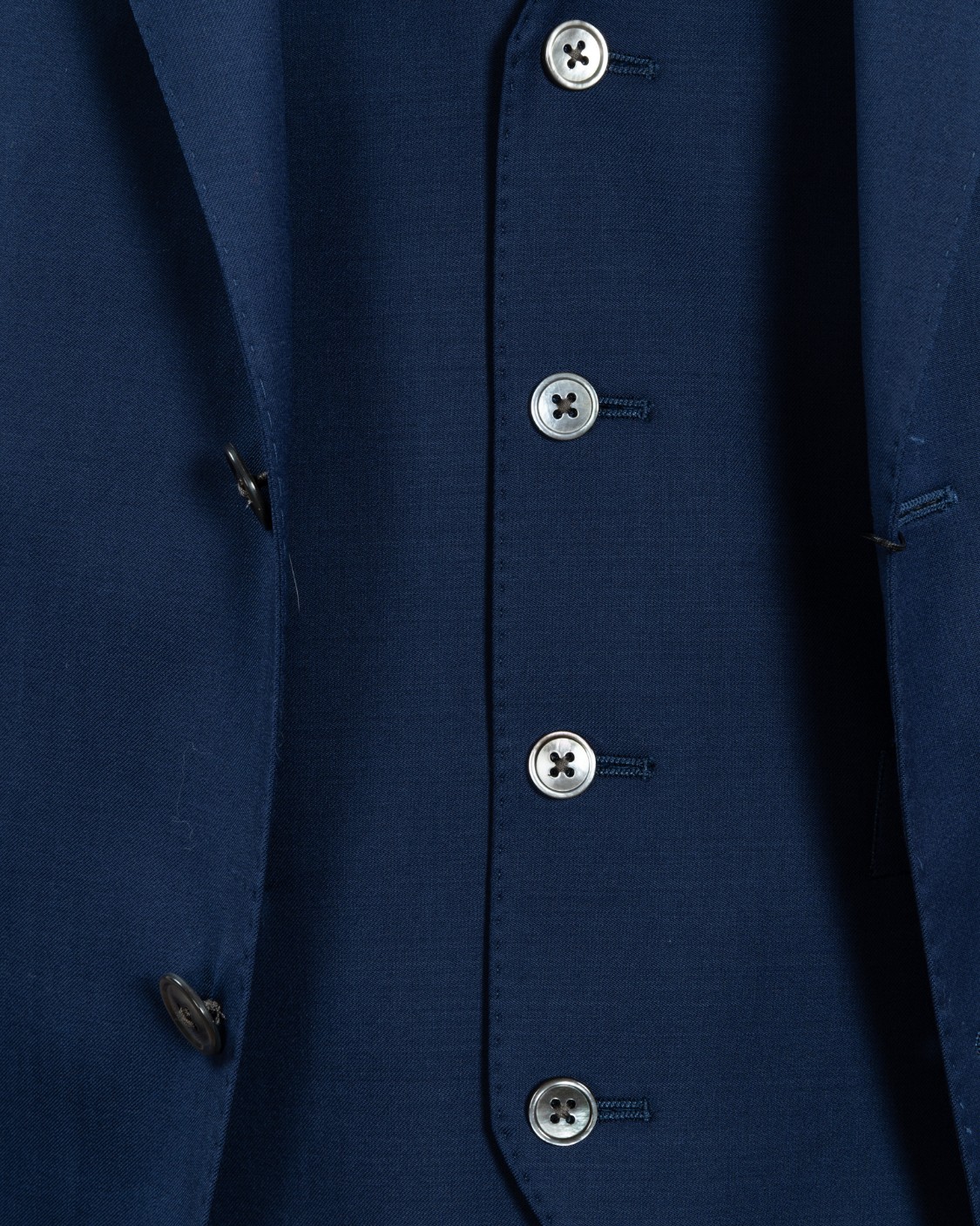shop CORNELIANI  Abito: Corneliani abito in lana vergine.
Rever classico. 
Manica con bottoni sovrapposti
Chiusura monopetto con due bottoni.
3 spacchi dietro.
Gilet.
Fondo pantalone 19 cm.
Senza pinces.
Composizione: 100% lana vergine.
Made in Italy.. 898058 2118150-005 number 5823465